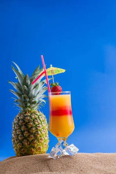 Cocktail tropical frais sur une plage ensoleillée — Photo