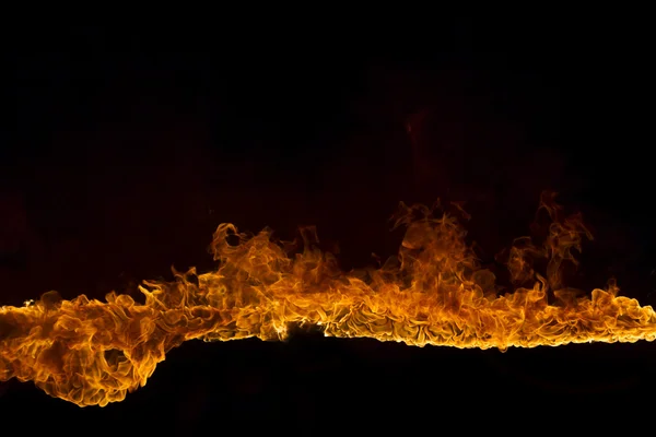 Flammande lågor på svart bakgrund — Stockfoto