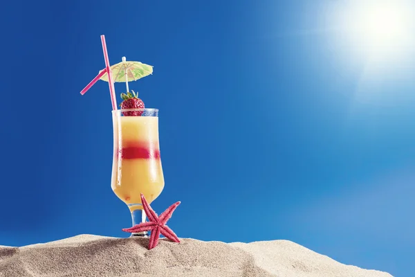 太陽が降り注ぐビーチで新鮮なトロピカル カクテル — ストック写真