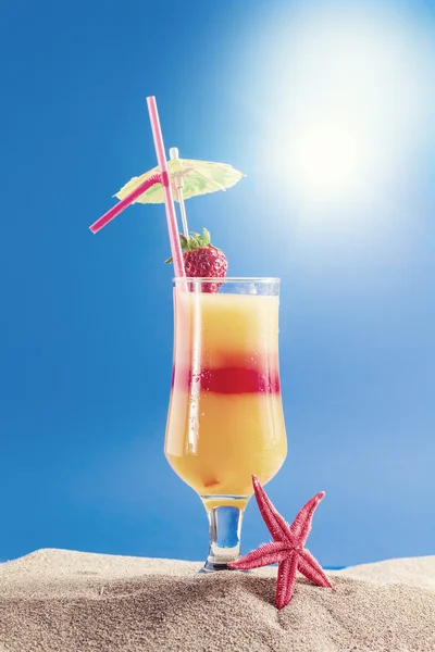 Fresh tropical cocktail on sunny beach — Stock Photo, Image