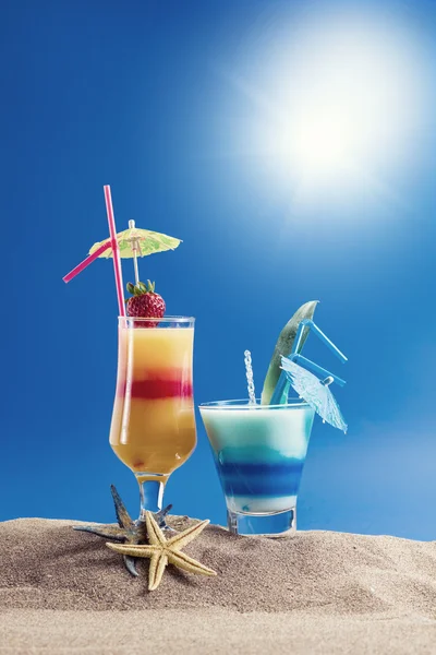 Φρέσκα τροπικά κοκτέιλ στην ηλιόλουστη παραλία — Φωτογραφία Αρχείου