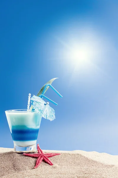 Fresh tropical cocktail on sunny beach — Stock Photo, Image