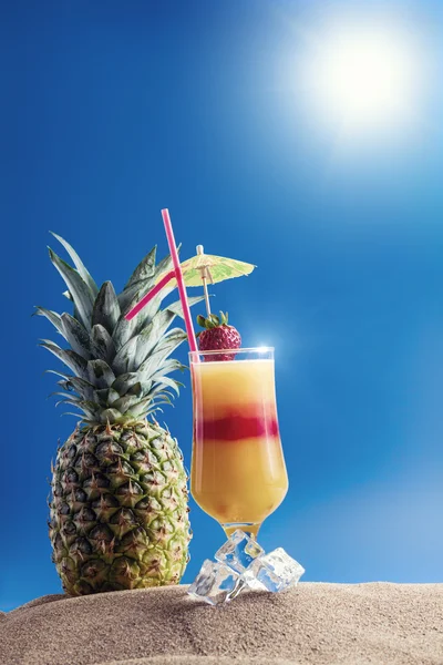 Fresh tropical cocktail on sunny beach — Stock Photo, Image