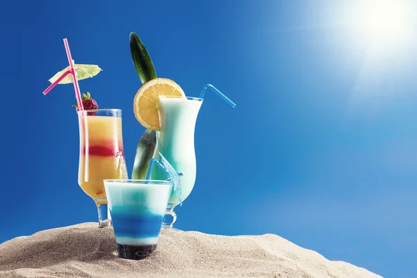 Cocktail tropicale fresco sulla spiaggia soleggiata — Foto Stock