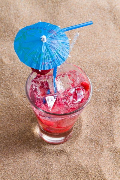Свежий тропический коктейль на прекрасном солнечном пляже — стоковое фото