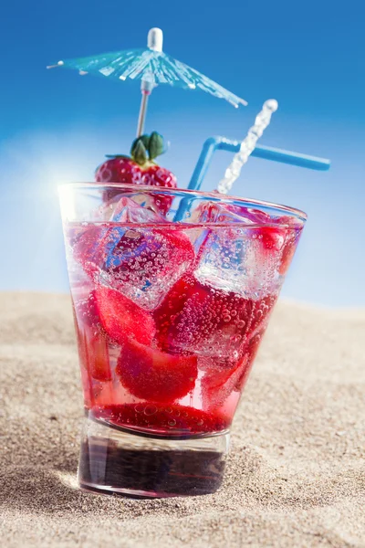 新鲜热带鸡尾酒在阳光明媚的沙滩上 — 图库照片