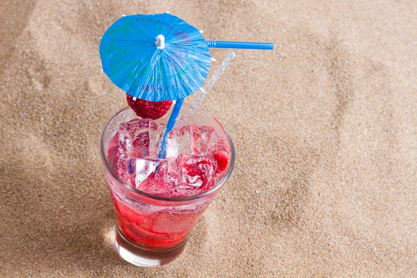 Fresh tropical cocktail on sunny beach — Stock Photo, Image