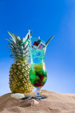 nane, çilek ve ananas üzerinde siyah kokteyl