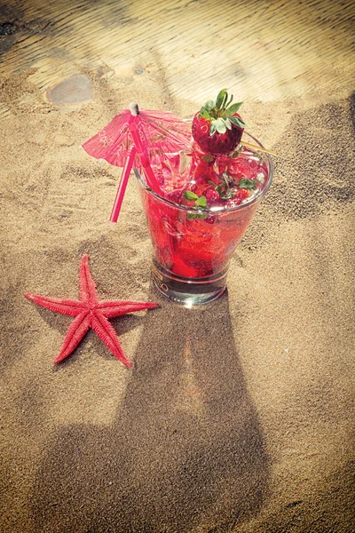 Fresh tropical cocktail on sunny beach — Stock Photo, Image