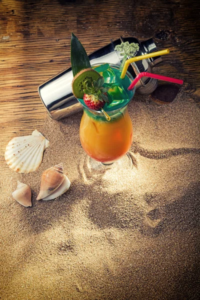 Sexo tropical en la playa cóctel con coctelera — Foto de Stock