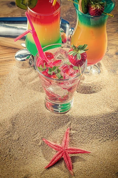 Frische Erdbeere tropischen Cocktail mit Shaker — Stockfoto