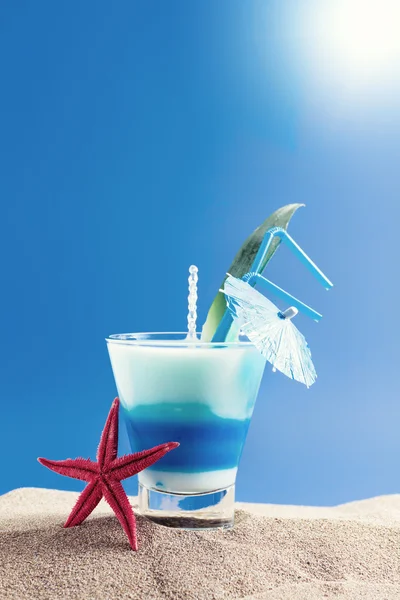 Fresh tropical cocktail on sunny beach — Stock Photo, Image