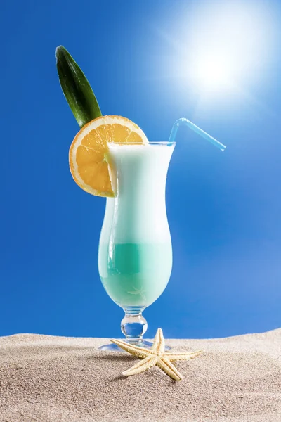Cocktail tropical fresco na praia ensolarada — Fotografia de Stock