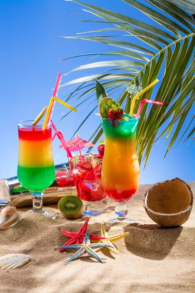 Fresh tropical cocktail on sunny beach — Stock Photo, Image