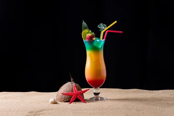Fresh tropical cocktail on sunny beach — Stock Photo, Image