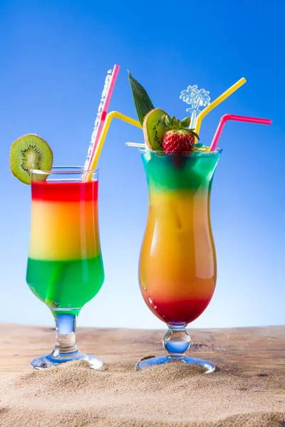 Fresh tropical cocktail on sunny beach — Stock Photo, Image