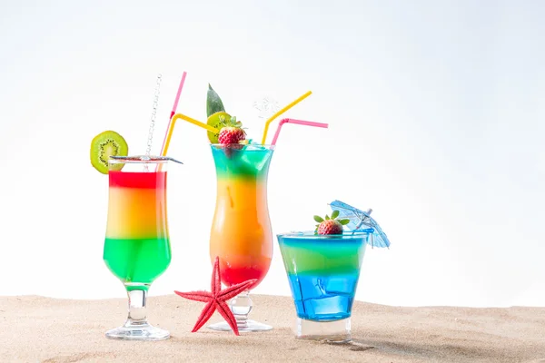 Fresh tropical cocktail on sunny beach — Stock Photo, Image