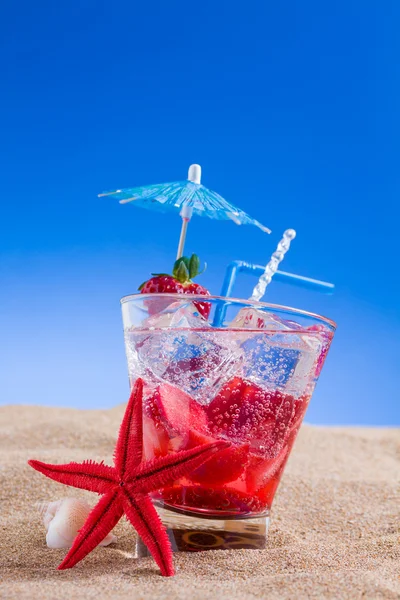Cocktail tropical frais sur une plage ensoleillée — Photo