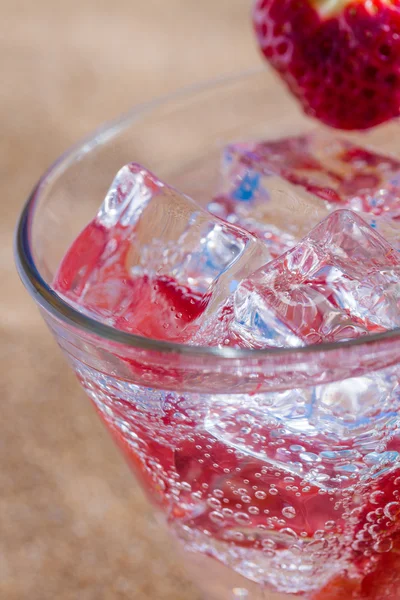 Fresh tropical cocktail on sunny beach — Stock Photo, Image