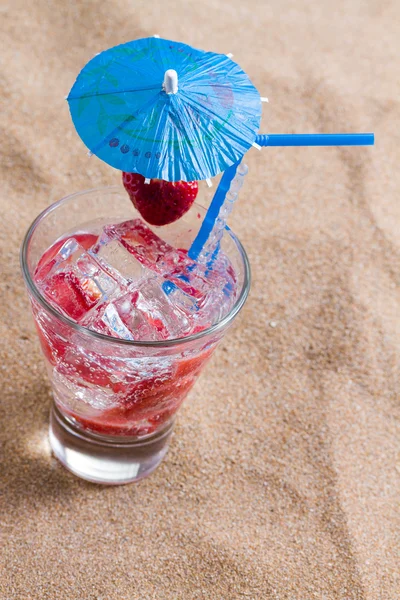 Fresh tropical cocktail on sunny beach — Stock Photo, Image