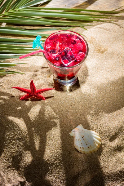 Raspberry cocktail on the sand — Stock Photo, Image