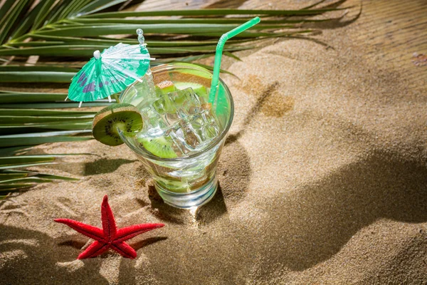 Kiwi cocktail on the sand — Stock Photo, Image