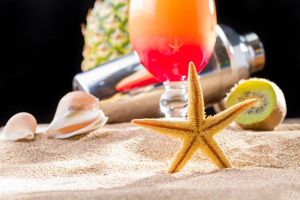 Frischer tropischer Cocktail am sonnigen Strand — Stockfoto