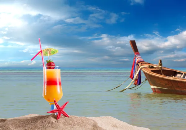 Frischer Cocktail am Strand in Thailand — Stockfoto