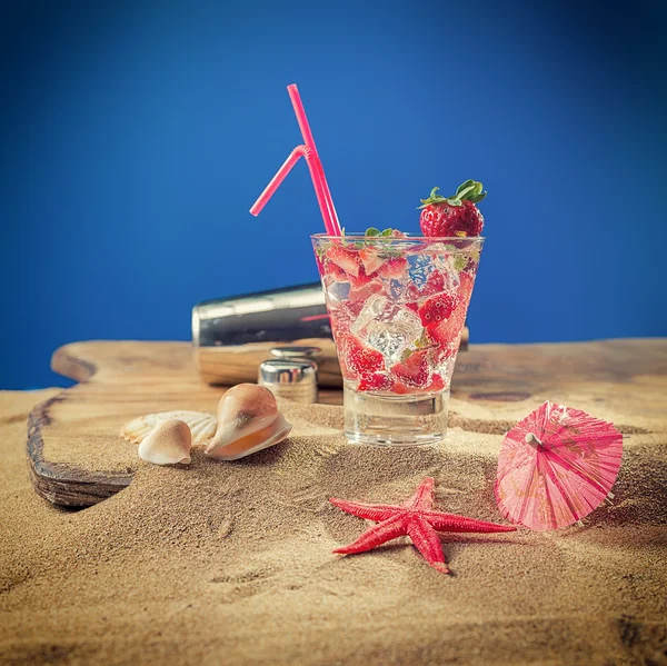 Cocktail tropicale alla fragola con shaker e stelle marine — Foto Stock