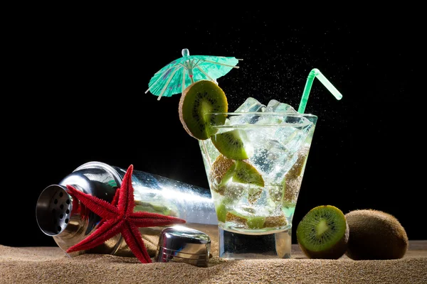 Cocktail Kiwi na areia — Fotografia de Stock