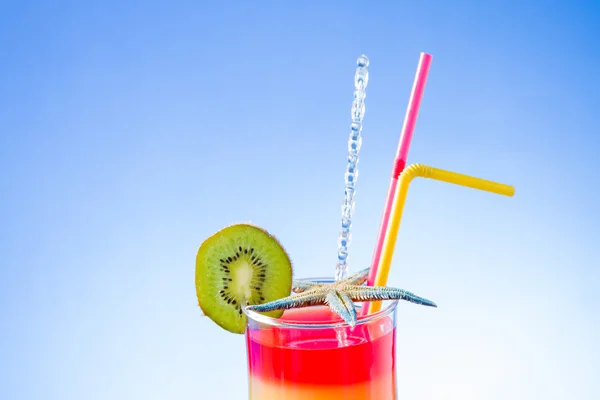 Fresh tropical cocktail on sunny beach — Stock Photo, Image