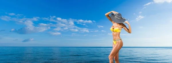 Vrouw op het strand — Stockfoto