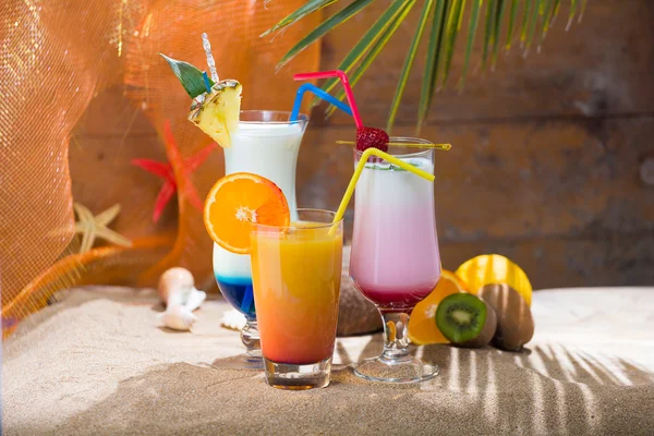 新鲜热带鸡尾酒在阳光明媚的沙滩上 — 图库照片