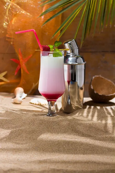 Strawberry milkshake at tropical resort — Stock Photo, Image
