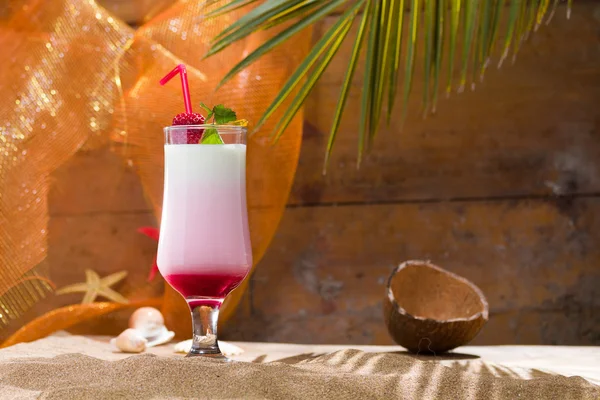 Batido de fresa en el resort tropical — Foto de Stock