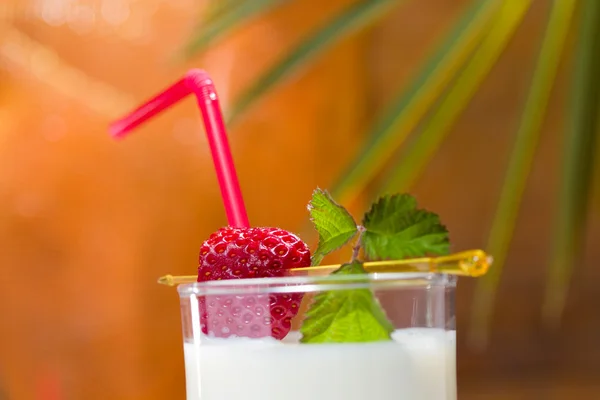 Strawberry milkshake at tropical resort — Stock Photo, Image
