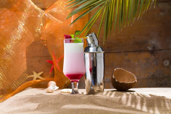 Batido de fresa en el resort tropical — Foto de Stock