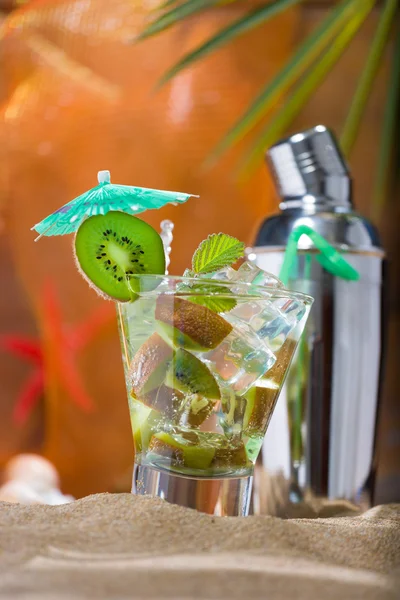 Kiwi-Cocktail im Sand — Stockfoto