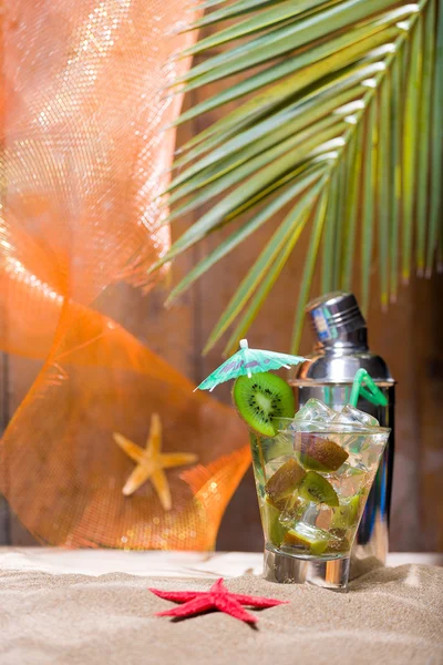 Kiwi-Cocktail im Sand — Stockfoto