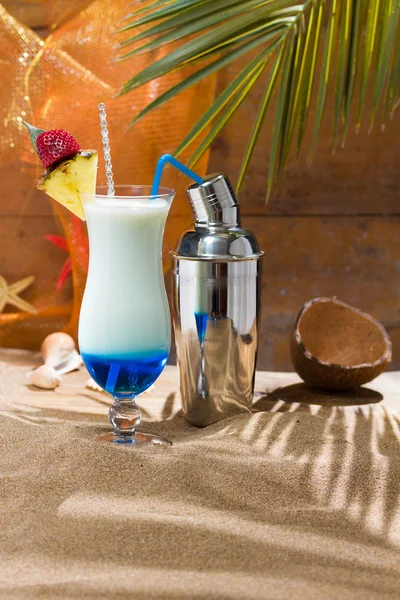 Blue Curacao cocktail with slice of ananas — Stock Photo, Image