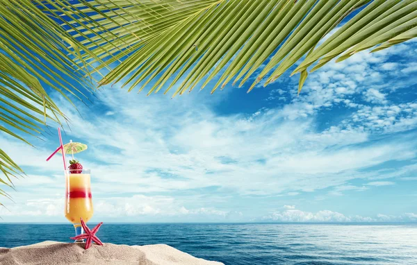 Cocktail tropicale fresco sulla spiaggia soleggiata delle Maldive — Foto Stock