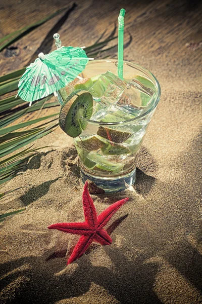 Kiwi-Cocktail im Sand — Stockfoto