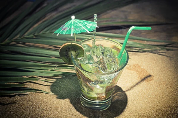 Kivi kokteyl kumun üzerinde — Stok fotoğraf
