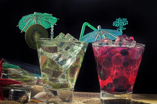 Малиновый коктейль на песке — стоковое фото