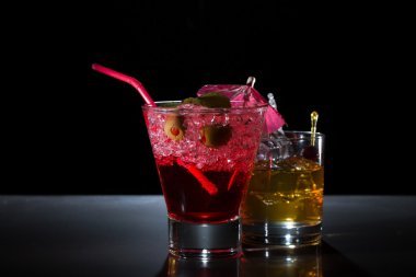 Çilekli kokteyl ve viski likör bardak