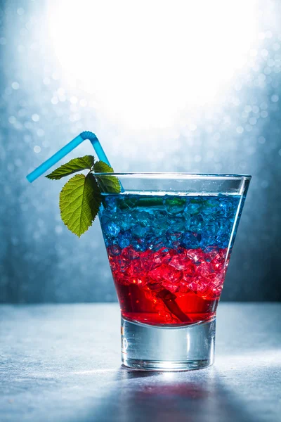 Cóctel en capas con azul y rojo —  Fotos de Stock