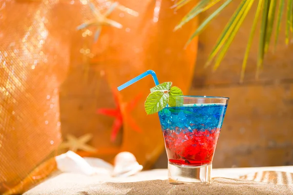 Frischer tropischer Cocktail am sonnigen Strand der Malediven — Stockfoto