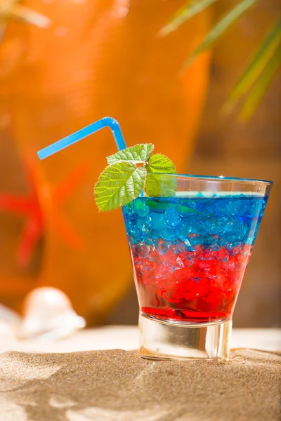 Verse tropische cocktail op zonnige strand in Maldiven — Stockfoto