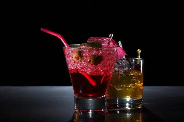 Cóctel de fresa y vaso de licor de whisky — Foto de Stock