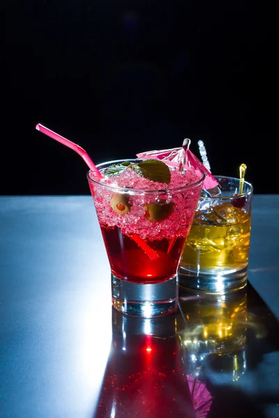 Erdbeer-Cocktail und Whisky-Likörglas — Stockfoto
